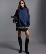 Campera corta viento de corte oversized, confeccionada en tejido técnico azul marino con paneles laterales en color bordó. Presenta cuello alto, cierre frontal con cremallera, mangas largas con puños elásticos y bolsillos laterales.