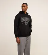 Pantalón baggy jeans color negro, con cierre de botón y cremallera, y bolsillos. Confeccionado en tejido de jean 100% algodón.