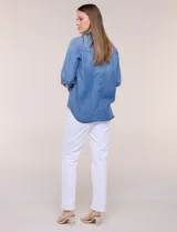Camisa confeccionada en tela tencel azul, de estilo casual y silueta semi holgada. Presenta cuello camisero tradicional, abotonadura frontal completa, dos bolsillos superiores en el pecho y mangas largas con presilla y botón para arremangar.
