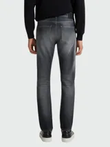 Jean de corte slim fit en denim gris con efecto lavado degradado. Cuenta con cierre de botón y cremallera, cinco bolsillos tradicionales y costuras reforzadas.