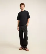 Remera masculina color blanco hueso, modelo boxy, con cuello redondo y mangas cortas. Confeccionada con tecnología Dry para un tacto frío en el interior y algodón en el exterior.