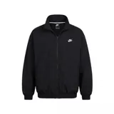 Campera Nike Club Woven Oversized de color negro, con cierre frontal completo, cuello alto y bolsillos laterales. Presenta el logotipo de la marca bordado en blanco en el pecho.