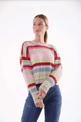 Sweater de punto con rayas horizontales en tonos beige, rosa, rojo, celeste y amarillo.