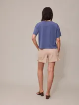 Remera color salmón de corte recto y mangas cortas.