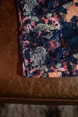 Short deportivo con estampado abstracto multicolor sobre fondo oscuro, diseñado con aperturas laterales para mayor comodidad durante el ejercicio. Presenta cintura elástica y está confeccionado en una mezcla de rayón, nylon y spandex.