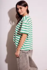 Remera de algodón peinado a rayas horizontales verdes y blancas, de corte recto y mangas cortas.