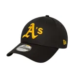 Gorra New Era modelo 9Forty de los Oakland Athletics, color negro con el logo bordado en amarillo en el frente y detalle lateral de la marca.
