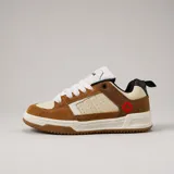 Zapatillas Airwalk modelo Giro en color marrón y tostado con detalles en blanco, cordones blancos y suela de goma.