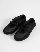 Ballerinas de tela color negro con cierre de doble tira con velcro en el empeine y suela plana.