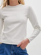 Camiseta negra de manga larga, con tejido acanalado, cuello redondo a la base y corte tipo crop. Presenta costuras rojas a la vista y un logo "M" bordado en rojo en el lateral izquierdo.