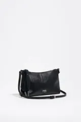 Bolso bandolera mini de piel vacuna color negro, con estructura blanda, asa regulable, cierre de cremallera y logo metálico de la marca.