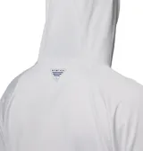 Remera de manga larga con capucha Columbia PFG, confeccionada en tejido técnico transpirable de secado rápido con tecnología Omni-Wick y protección solar Omni-Shade UPF 50. Presenta un diseño liso en color gris claro con el logo de la marca estampado en el pecho.