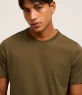Remera básica de corte regular para hombre, color verde militar, con mangas cortas y cuello redondo.