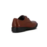 Zapato acordonado de cuero color marrón, con suela negra y puntera redondeada.