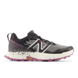 Championes de trail running New Balance Fresh Foam X Hierro v7, color negro con detalles en gris y violeta. Cuentan con suela Vibram® Megagrip, entresuela Fresh Foam X y empeine de malla transpirable.