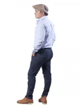 Pantalón de vestir color verde oliva, de corte recto, con bolsillos laterales y traseros.