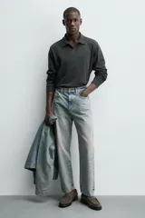 Mocasín de vestir en piel con acabado serraje color verde militar, con detalle de antifaz en el empeine y suela track dentada.