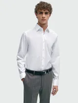 Camisa de vestir Boss modelo H-JOE-KENT, de corte regular fit, confeccionada en algodón de fácil planchado. Presenta cuello clásico, cierre frontal con botones y mangas largas con puños abotonados.