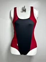 Malla enteriza de natación roja y negra con breteles anchos.