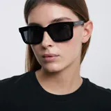 Lentes de sol cuadrados negros con ángulos redondeados. Lentes polarizadas alemanas con protección UV400, recubrimiento anti-scratch y superhydrophobic.