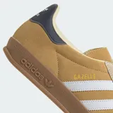 Championes Adidas Gazelle Indoor color beige con detalles en blanco y marrón.