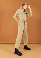 Botines negros de cuero con textura de reptil, paneles laterales de gamuza, cierre lateral con cremallera y suela track.