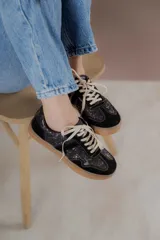 Championes urbanos de diseño acolchado, combinando tonos marrones, beige y detalles metalizados con textura. Cuentan con cordones al tono y suela de goma color caramelo.