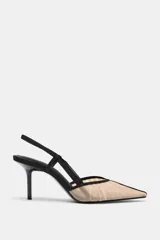 Zapato de tacón destalonado con cuerpo de mesh, tira trasera elástica, tacón fino y acabado en punta.