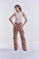 Pantalón cargo de denim color camel, de tiro medio y corte suelto.