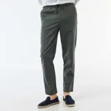 Pantalón chino de corte regular, color verde oscuro, confeccionado con mezcla de lino.