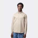 Camisa de manga larga con cuello abotonado, confeccionada en tejido de algodón resistente. Presenta un corte clásico, cierre frontal con botones y el logo de la marca bordado en el pecho.