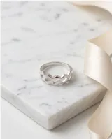 Anillo de plata 925 con diseño calado geométrico en forma de rombos entrelazados.