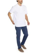 Remera polo de manga corta confeccionada en piqué de algodón pima. Presenta cuello clásico con cierre de botones, detalles en contraste en los puños y logo bordado en el pecho.