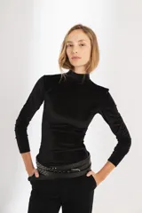 Cinturón negro de cuero vacuno con hebilla metálica plateada y tachas pequeñas plateadas.