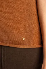 Top tejido de punto color marrón, con escote en V y tirantes finos, de calce ajustado al cuerpo.