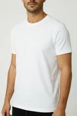 Remera lisa de algodón con cuello redondo y manga corta, de calce slim fit.