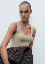Vestido midi combinado de color verde militar, con parte superior tipo musculosa de escote redondo y falda evasé fruncida en la cintura.