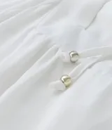 Blusa blanca de twill de viscosa, con escote cuadrado, mangas cortas abullonadas con elástico y volado, elástico en el bajo, y lazo en la espalda.