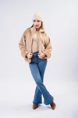 Campera de piel sintética negra con textura suave, cuello alto, cierre frontal y diseño holgado.