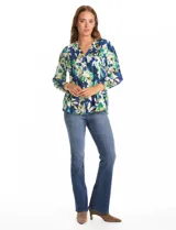 Blusa Ruby Rd de manga larga con puños elastizados, cuello a la base con escote en V y botones frontales. Presenta un diseño delantero plisado y un estampado floral en tonos azules, verdes y blancos.
