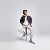 Hoodie Converse con efecto tie-dye en tonos grises y blancos, de ajuste estándar, con capucha ajustable con cordón, bolsillo tipo canguro y pequeño logo bordado en el pecho.
