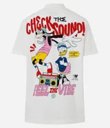 Remera de algodón color blanco con cuello redondo y mangas cortas. Presenta una estampa frontal con el personaje Mickey Mouse, elementos musicales y la frase 'Check the sound! Feel the vibe'.