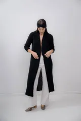 Vincha de lana color beige, tejida a mano, con diseño trenzado en el frente.