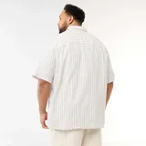 Camisa de manga corta con diseño a rayas verticales en tonos beige y blanco, cuello camisero y cierre frontal con botones.