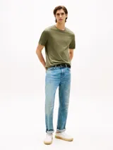 Remera de cuello redondo Tommy Hilfiger color verde militar, de corte regular y confeccionada en puro algodón. Presenta un pequeño logo bordado en el pecho.