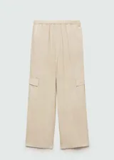 Pantalon de corte recto y diseño fluido, confeccionado en tejido satinado color beige. Cuenta con cintura elástica, bolsillos laterales, bolsillos cargo en las piernas y bolsillos de ribete en la parte posterior.