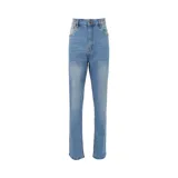 Pantalón de jean corte recto en color azul claro con efecto lavado. Cuenta con diseño clásico de cinco bolsillos, cierre frontal con cremallera y botón metálico.