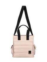 Bolso tipo tote capitoneado color beige, con diseño acolchado y costuras horizontales. Cuenta con doble asa de mano y una correa larga ajustable en color negro, además de bolsillos laterales y etiqueta de marca en el frente.
