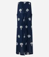 Salida de playa tipo bata larga sin mangas, color azul marino, con bordado laise de caracolas y lazo delantero. Confeccionada en algodón BCI.