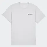 Remera blanca de algodón con cuello redondo y mangas cortas. Estampado pequeño con el logo de Converse en el pecho y estampado grande en la espalda con diseño de temática espacial.